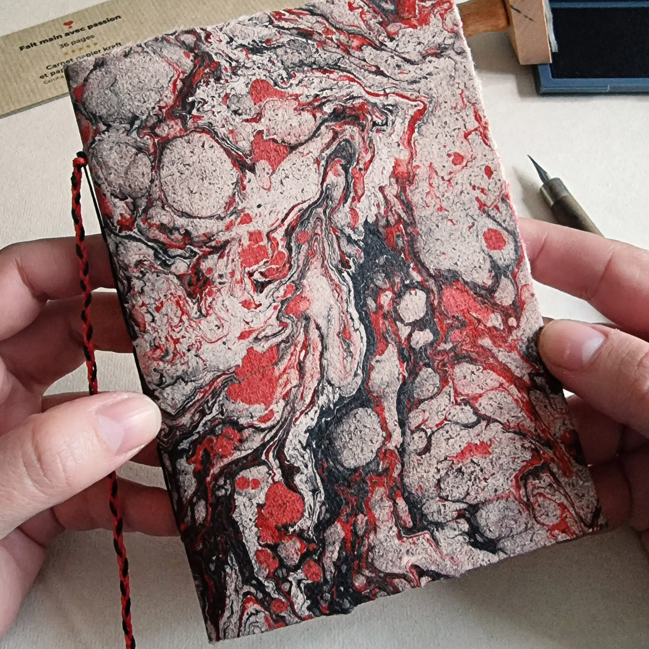 Directrice Artistique et UX/UI designer à Paris - Portfolio - Carnets marbré – Plaque de cuivre et matière noire