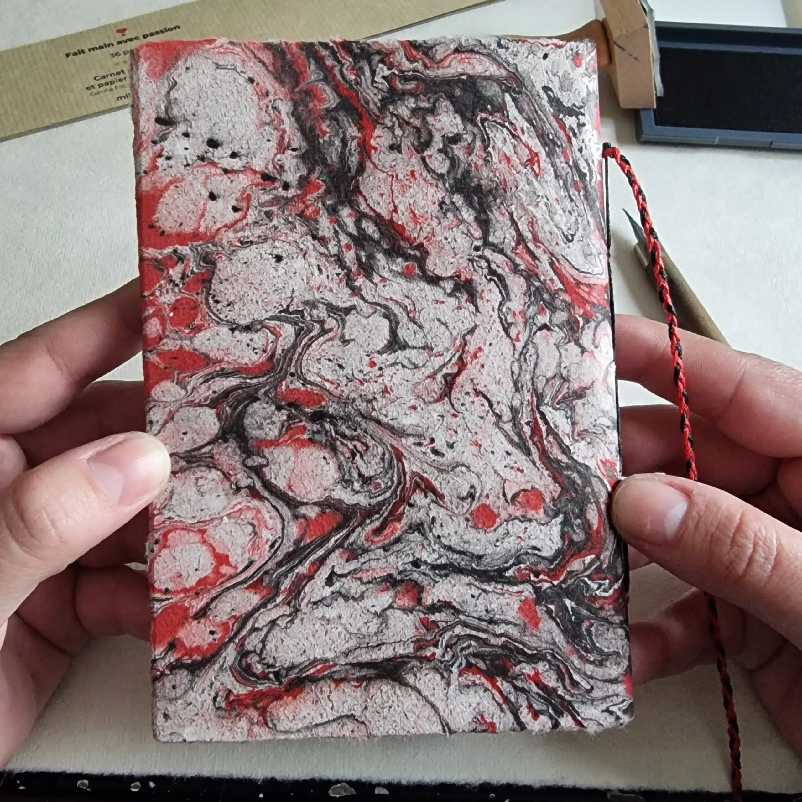 Directrice Artistique et UX/UI designer à Paris - Portfolio - Carnets marbré – Plaque de cuivre et matière noire