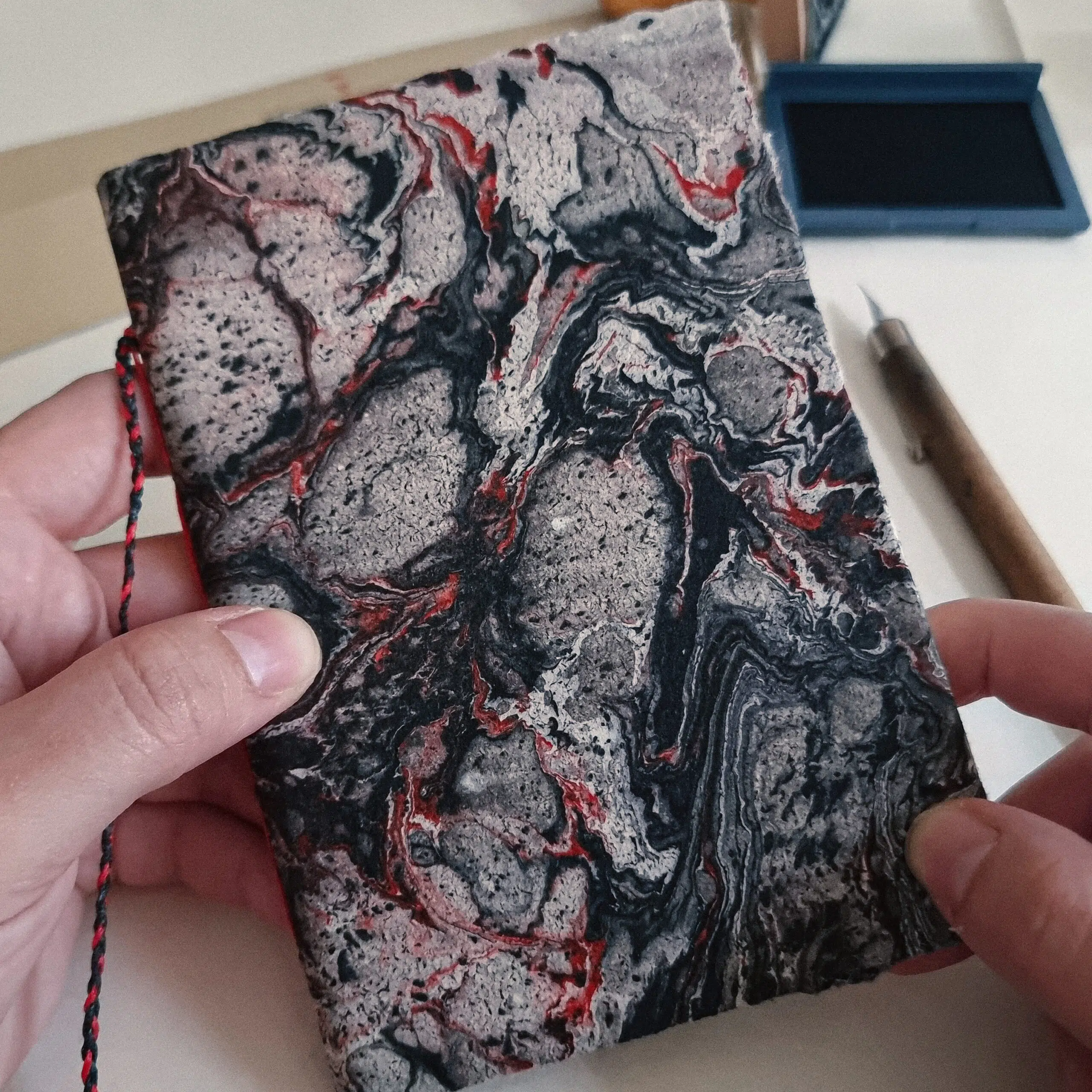 Directrice Artistique et UX/UI designer à Paris - Portfolio - Carnets marbré – Plaque de cuivre et matière noire
