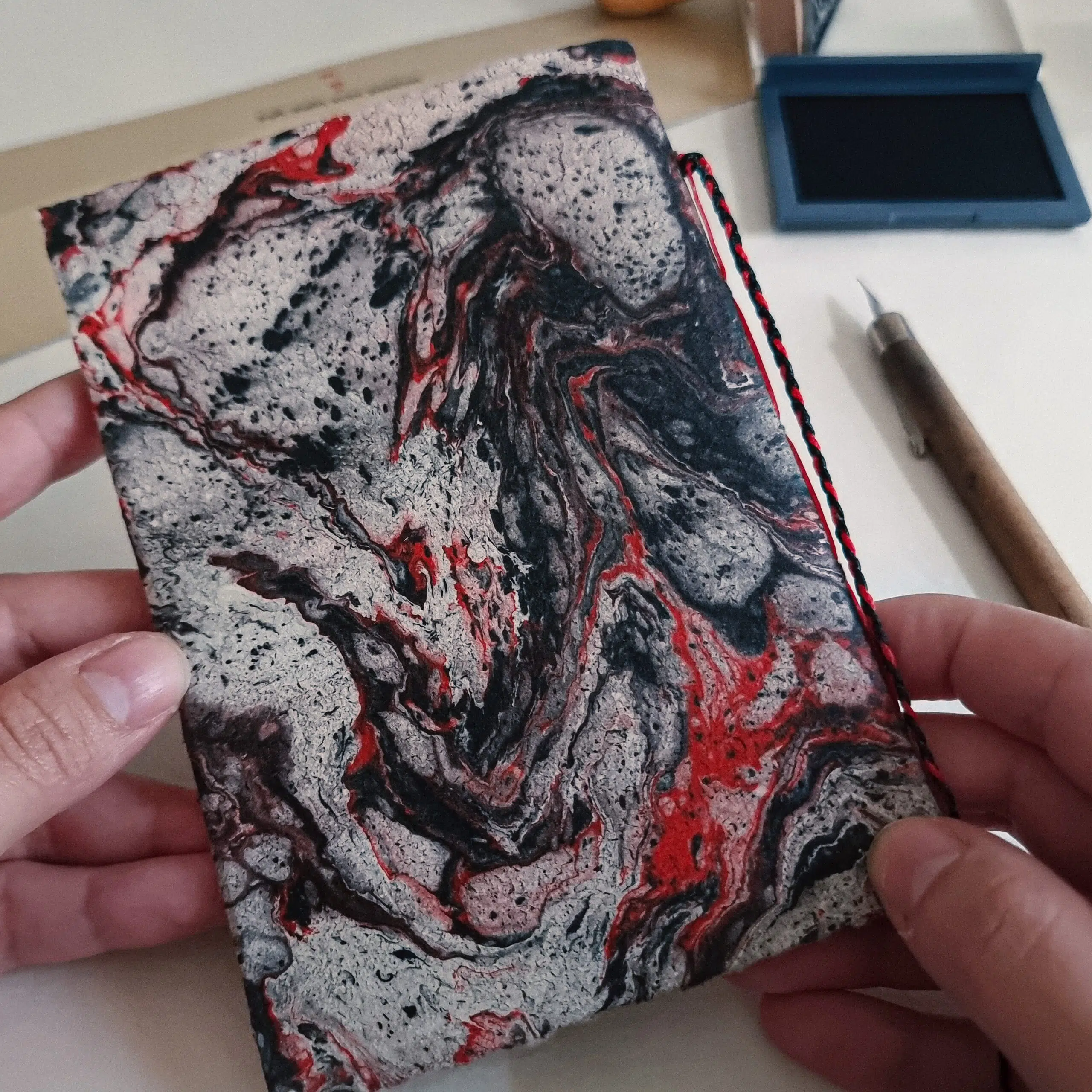 Directrice Artistique et UX/UI designer à Paris - Portfolio - Carnets marbré – Plaque de cuivre et matière noire