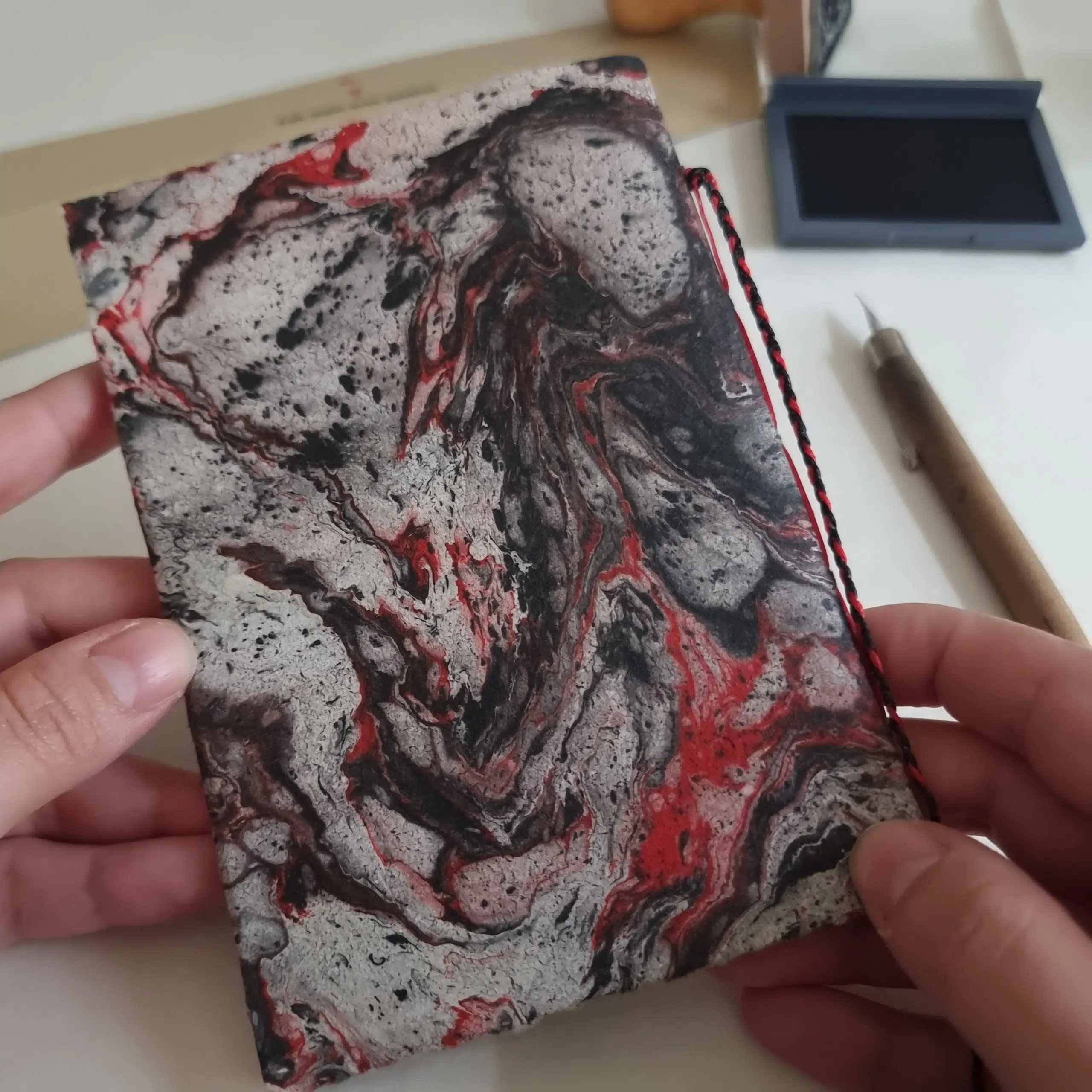 Directrice Artistique et UX/UI designer à Paris - Portfolio - Carnets marbré – Plaque de cuivre et matière noire