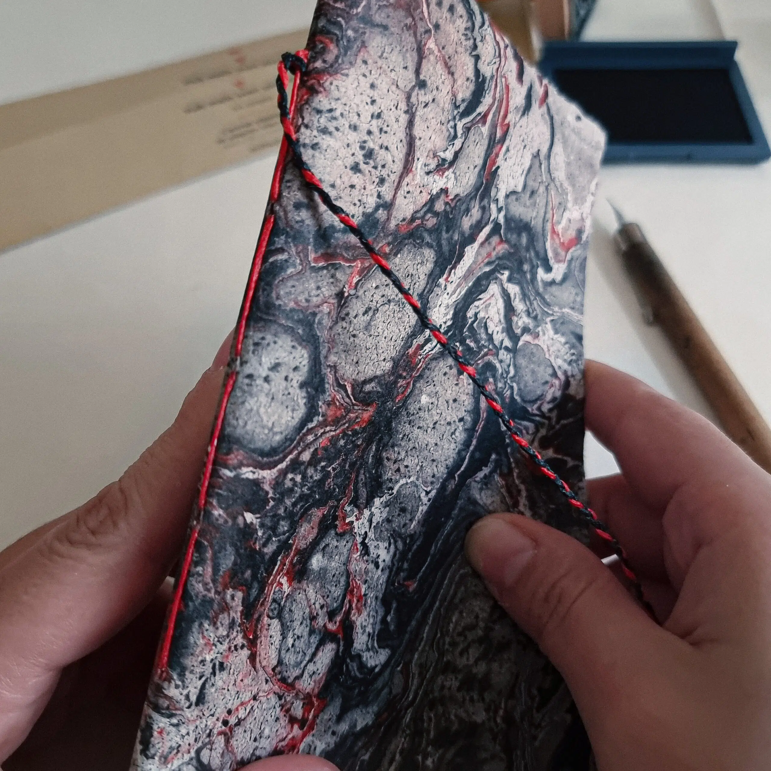 Directrice Artistique et UX/UI designer à Paris - Portfolio - Carnets marbré – Plaque de cuivre et matière noire