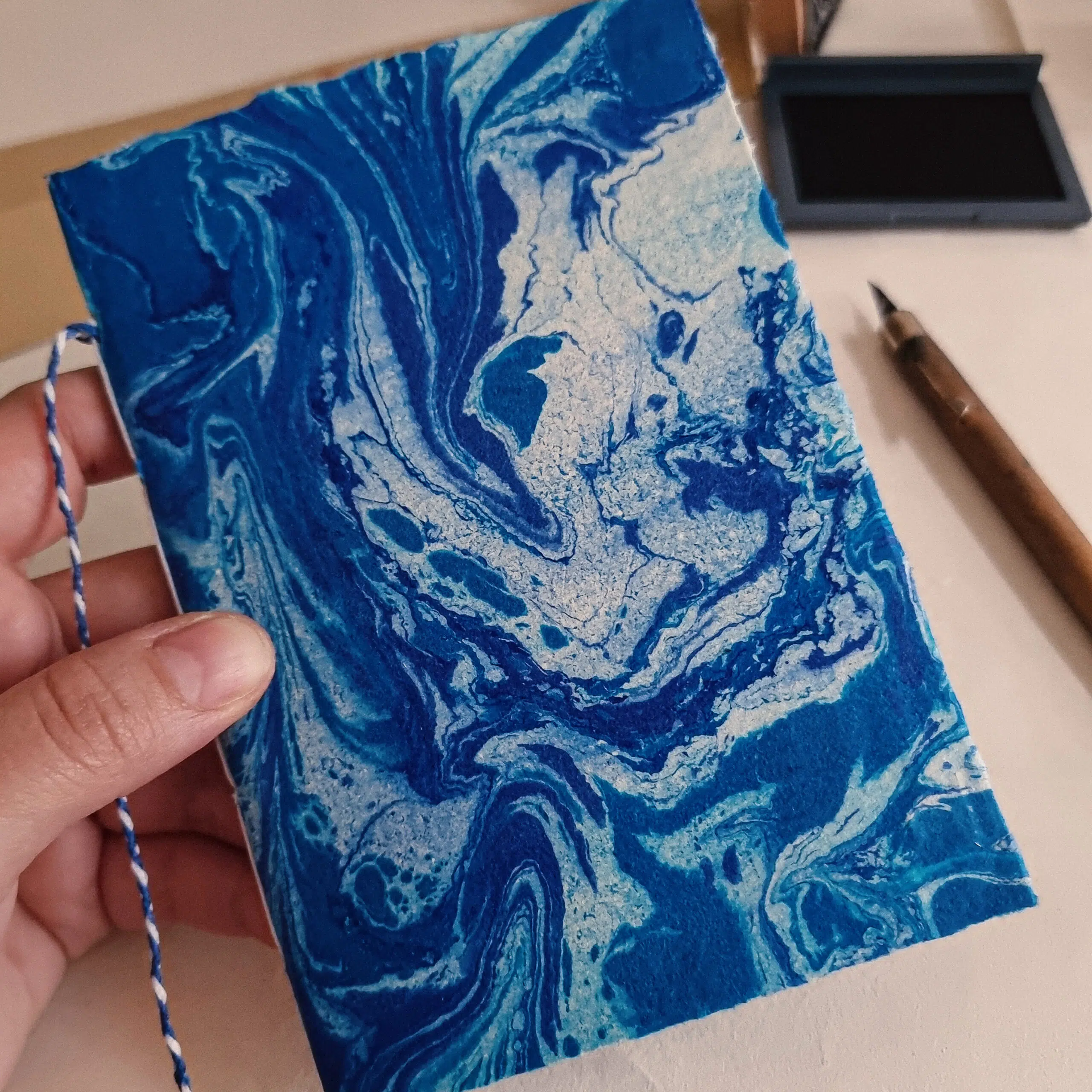 Directrice Artistique et UX/UI designer à Paris - Portfolio - Carnets marbré – Rêve bleu